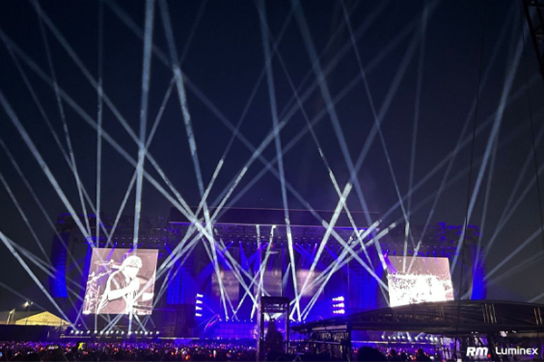 AC/DC在雷焦艾米利亞RFC運(yùn)動(dòng)場(chǎng)：音樂(lè)和技術(shù)的勝利！